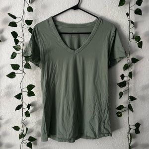 Universal thread vneck
